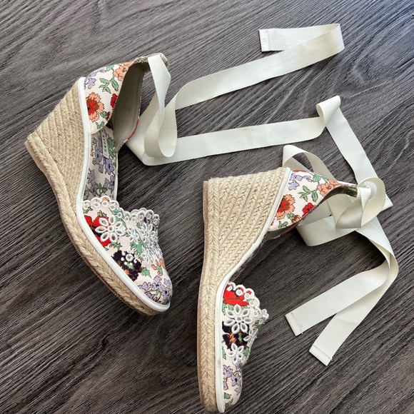 Veronica Beard Shoes - embroidery and ribbon straps espadrille💞🦋